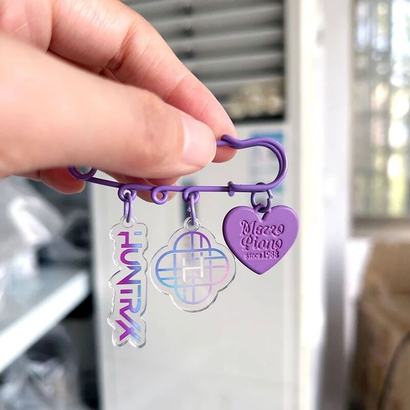 Broche KPOP Demon Hunter HUNTR/X – Accessoire Violet avec Charms Acryliques Inspirés du Film